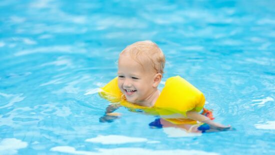toddler swimming e1679107616544
